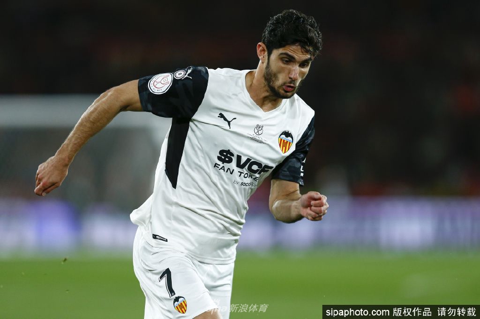 格德斯在签约后与狼队队徽合影，标志其职业生涯新篇章的开启