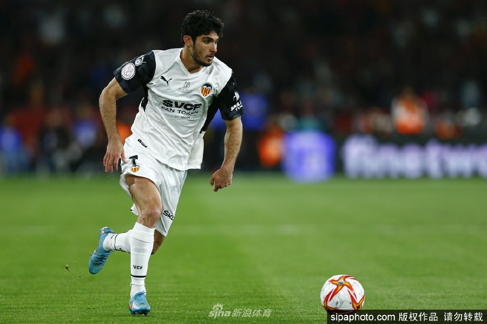 格德斯首次踏上狼队训练场进行有球练习，神情专注充满斗志