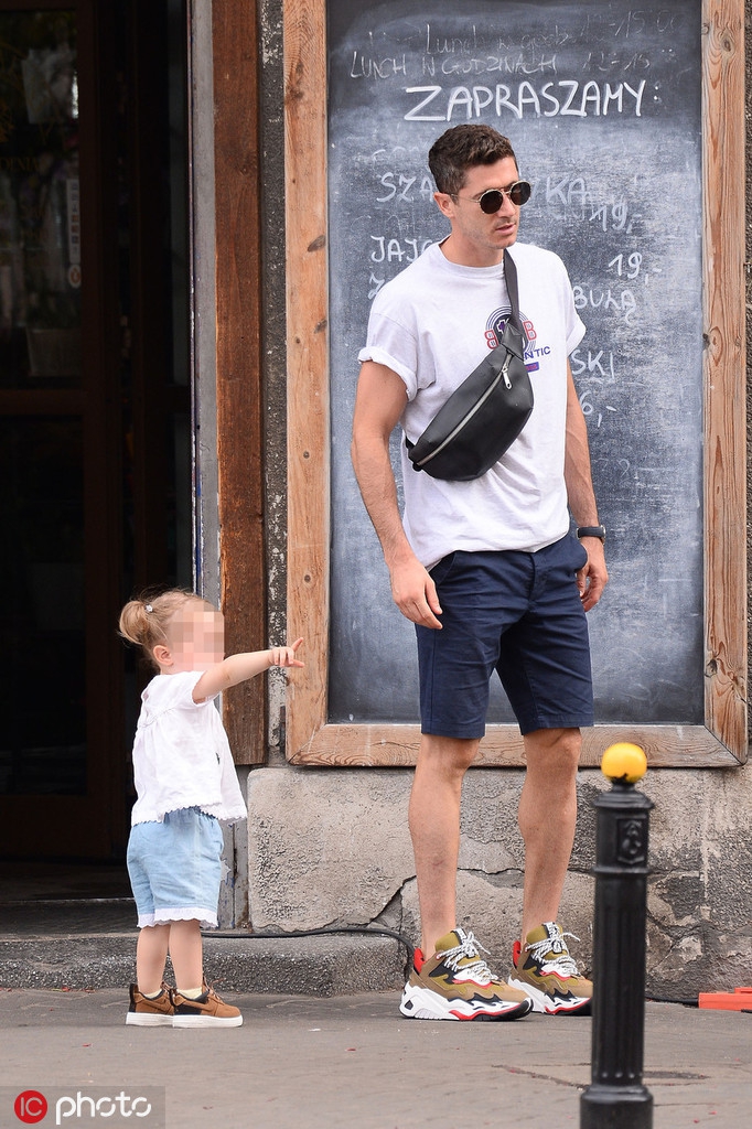 特写镜头下，莱万的大女儿嘟着嘴巴，模样俏皮可爱，继承了父母优良基因的她，在镜头前显得灵气十足。