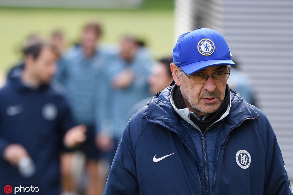 蓝军统帅萨里在训练场上面授机宜，他挥手指挥着球员跑位，眼神中透露出对欧联杯决赛入场券的无限渴望，身后的球员们正全神贯注地聆听战术部署。