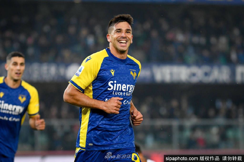 小西蒙尼在那不勒斯训练场上首次与足球合影，背景是俱乐部的训练设施，他正专注地进行控球练习。