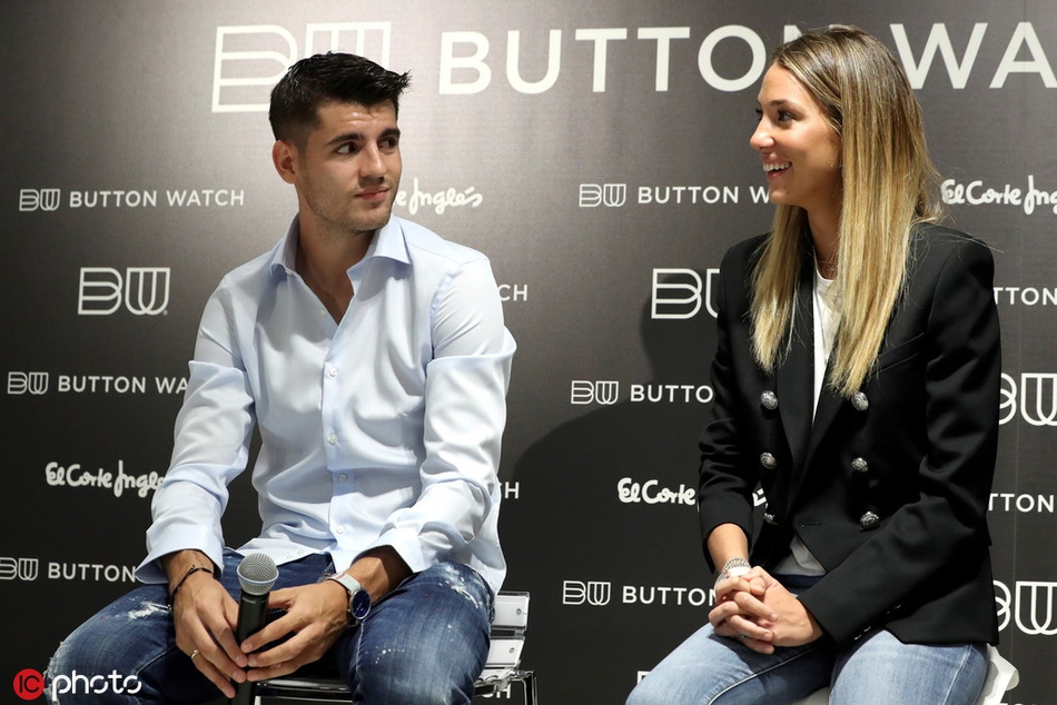 莫拉塔夫妇与友人合影，爱丽丝一手轻搭在丈夫肩头，莫拉塔自然地搂住妻子，展现出这对伴侣在社交场合中的亲密与信任