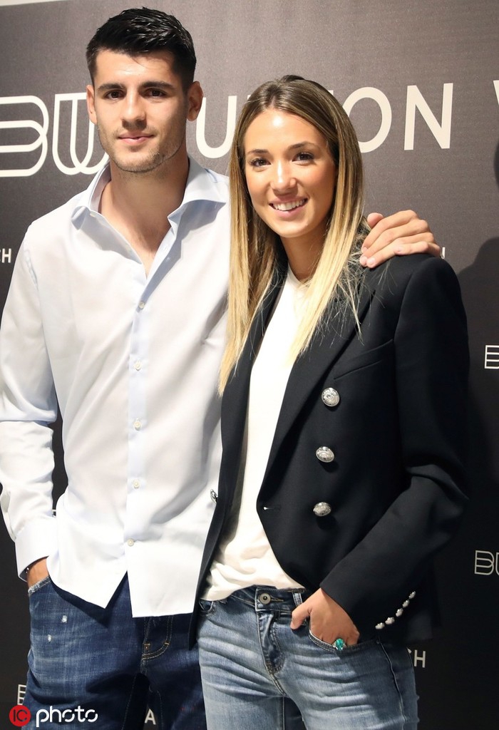 爱丽丝身着亮片短裙搭配干练西装，气场全开，莫拉塔则以儒雅衬衫造型相伴，两人在闪光灯下展现出球场之外的时尚魅力