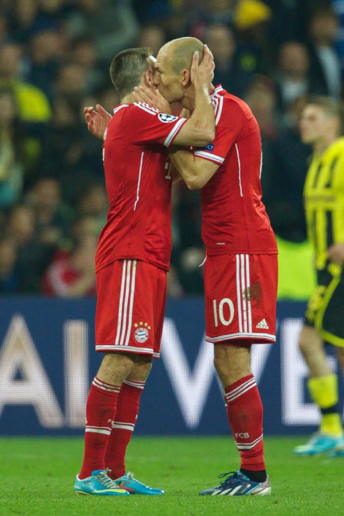 刀疤战士的怒吼，里贝里在比赛中激情咆哮，脸上疤痕因发力而愈发明显，他将全部的斗志与 passion 倾注于每一次突破，捍卫着安联国王的荣耀。