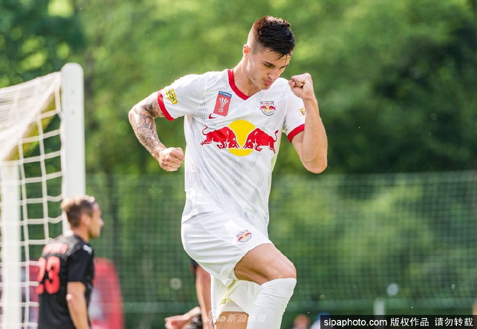 塞斯科在萨尔茨堡比赛中的英姿，他正摆脱防守球员，展现出出色的爆发力和控球技巧