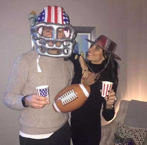 兰帕德与特里在球员时代并肩作战的合影，两人身着切尔西球衣，笑容灿烂，共同捧起冠军奖杯。