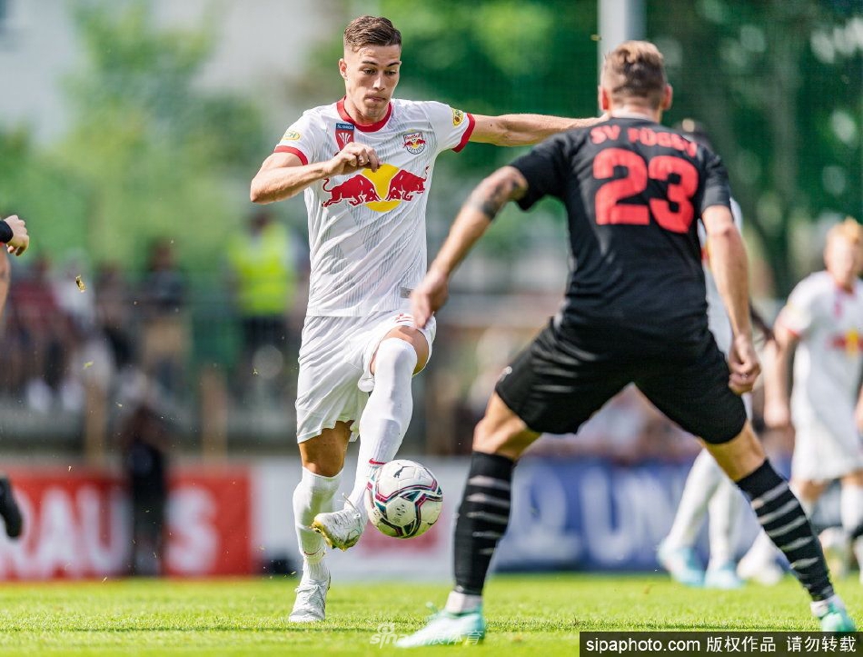 签约现场，塞斯科与俱乐部官员握手致意，背景是莱比锡队徽，标志着一笔重要交易的达成