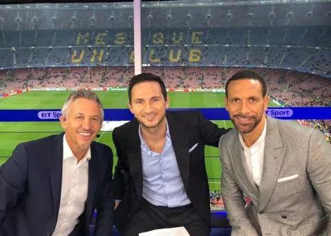 比赛中的激烈拼抢瞬间，两名球员奋力争顶头球，身体在空中舒展，充满了竞技体育的力量美感。