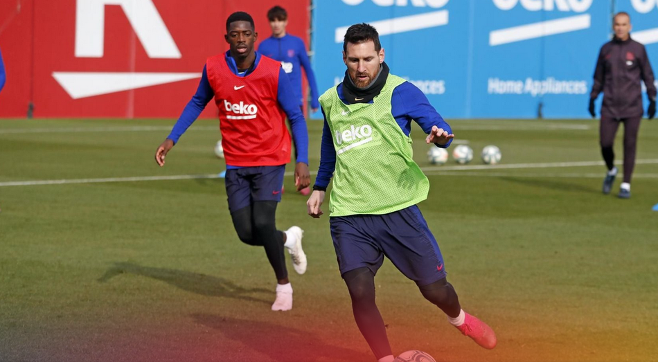 梅西在训练中神情专注，目光如炬，正用标志性的盘带技术突破防守，他紧绷的腿部肌肉和坚定的眼神，仿佛在提前演练周末比赛中的致命一击。