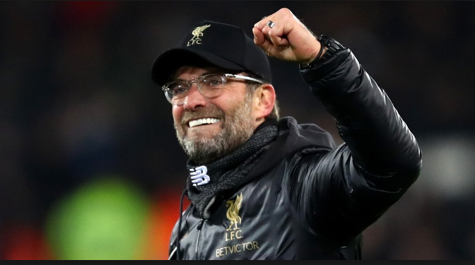 波切蒂诺目光深邃，他用激情与智慧将热刺锻造为英超不可忽视的硬骨头，青年军在他麾下茁壮成长