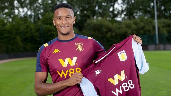 后防新星埃兹里-孔萨在维拉公园球场高举围巾，一千二百万英镑的转会费承载着球队防线的未来希望