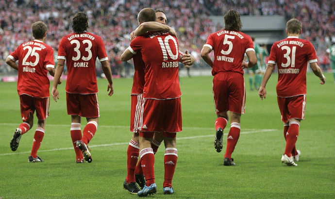 安联球场的最后凝望，里贝里与罗本身披拜仁战袍，目光中满是不舍与坚定，他们共同望向这片流淌了十年热血与荣耀的绿茵。