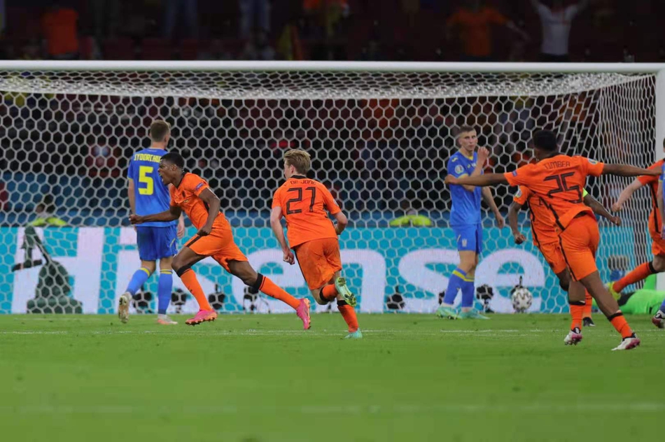 乌克兰队长亚尔莫连科在禁区弧顶处左脚拉出一记美妙的弧线，皮球直挂球门死角，他用一记精彩绝伦的世界波为球队吹响了反攻的号角。