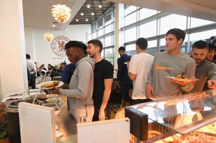 特写镜头下，一份精致的海鲜拼盘格外诱人，鲜甜的龙虾与饱满的牡蛎摆放在碎冰之上，与旁边色泽金黄的烤马铃薯形成绝妙的味觉对比。