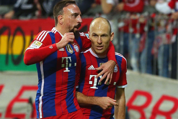 传承与致敬，科曼、格纳布里等年轻一代围绕在罗本与里贝里身旁，仿佛在说：传奇可敬，未来可期，你们开辟的道路，将由我们继续守护。