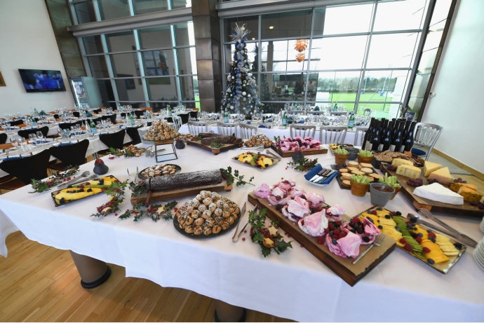 几位年轻球员凑在一起，用手机自拍，身后的芒特做出夸张的鬼脸，而一旁的坎特则一如既往地露出腼腆而真诚的微笑。