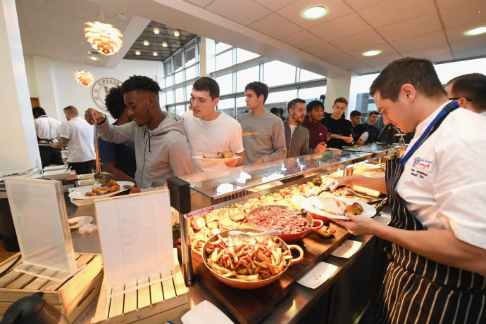 聚餐接近尾声，众人意犹未尽，几名球员在门口与工作人员拥抱道别，窗外伦敦的夜色与室内的暖光交织，为这个夜晚画上圆满的句号。