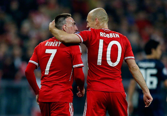 告别的拥抱与泪水，里贝里掩面而泣，深情拥抱罗本，十载风雨同舟，在这一刻化作无声的泪水和紧紧的相拥。