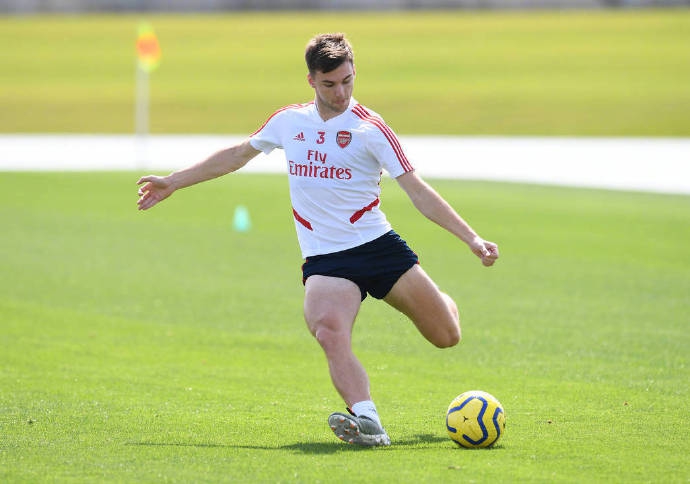 阿尔特塔双手比划着战术，蒂尔尼认真聆听，背景是空旷的科尔尼训练基地，这一刻的宁静仿佛承载着师徒间无声的默契与告别。