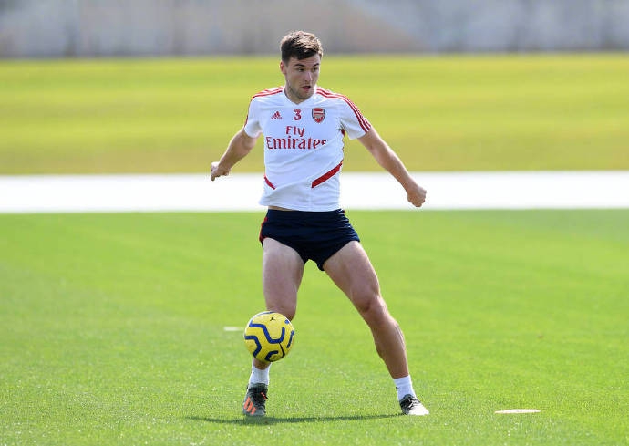 慢跑中的蒂尔尼步伐轻快，阳光洒在他坚毅的侧脸上，苏格兰人眼中那份对绿茵场的眷恋与专注，穿透了岁月的阴霾。