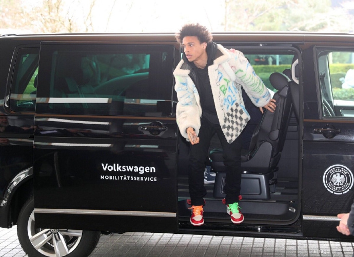 贝莱林以一身黑色西装套装亮相，简约而不简单，挺拔的身姿与自信的微笑完美融合了运动员的体魄与绅士的优雅