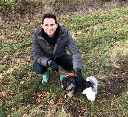 球员时代的特里正飞身铲断，他全身贴着草皮，眼神凶悍，将铁血队长的本色展现得淋漓尽致。