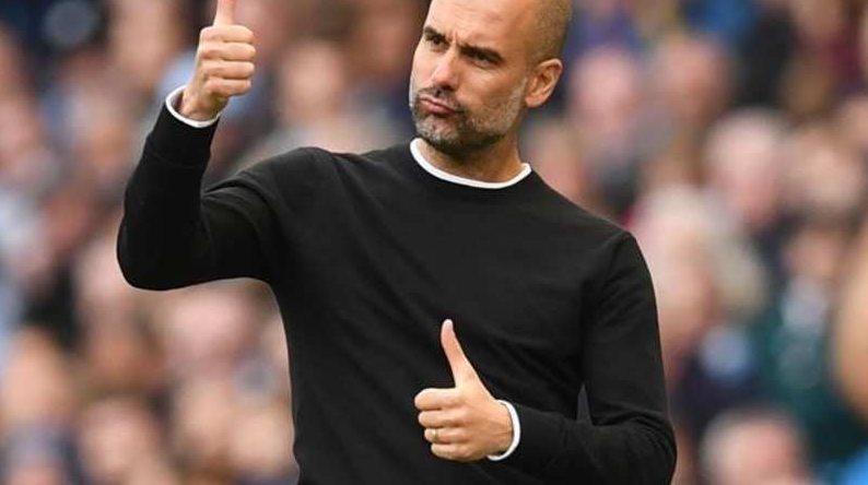 瓜迪奥拉在场边沉思指挥，他治下的曼城行云流水，用精准的传控美学重新定义了英超的霸权