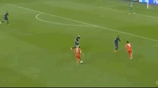 画面中罗本高速带球内切，防守球员被他甩在身后，只能望尘莫及