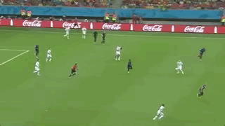 进球后的罗本激情滑跪庆祝，表情充满释放的狂喜，队友们纷纷向他跑来