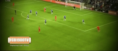 慢镜头回放罗本内切瞬间，他的身体倾斜角度极大，展现出了超凡的平衡感