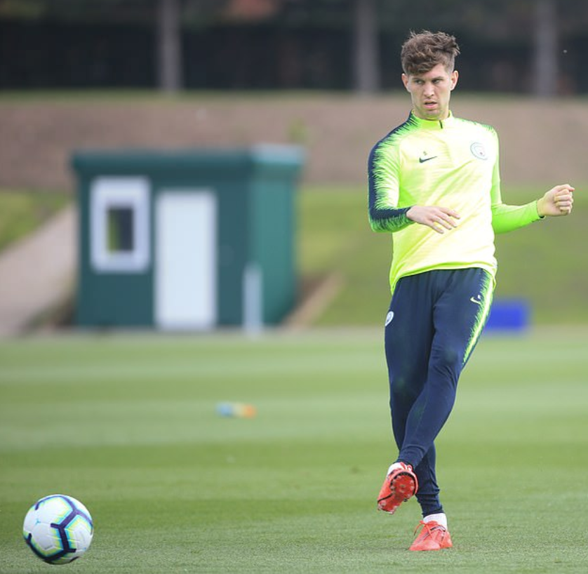 场边的瓜迪奥拉将马赫雷斯叫到身边，双手比划着战术细节，眼神中充满鼓励与期许，试图激活这位失意天王的潜能