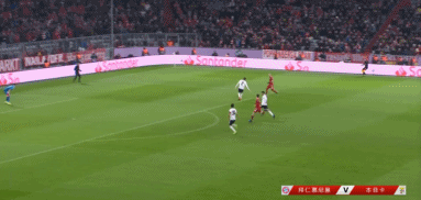 罗本完成内切射门后，球网激荡，留下守门员无奈回望皮球的背影