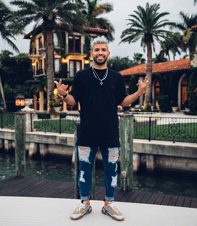 贝莱林身着设计感十足的拼接外套搭配利落发型，眼神坚定，完美诠释了现代足球运动员的时尚态度