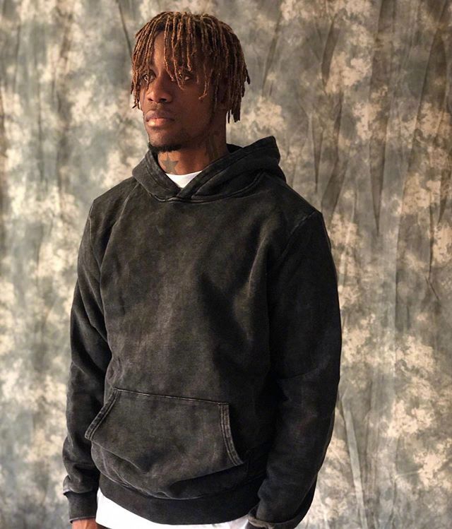 身着格纹西装的贝莱林透着一股英伦雅痞气质，精致的领结和胸针点缀出他对细节的极致追求