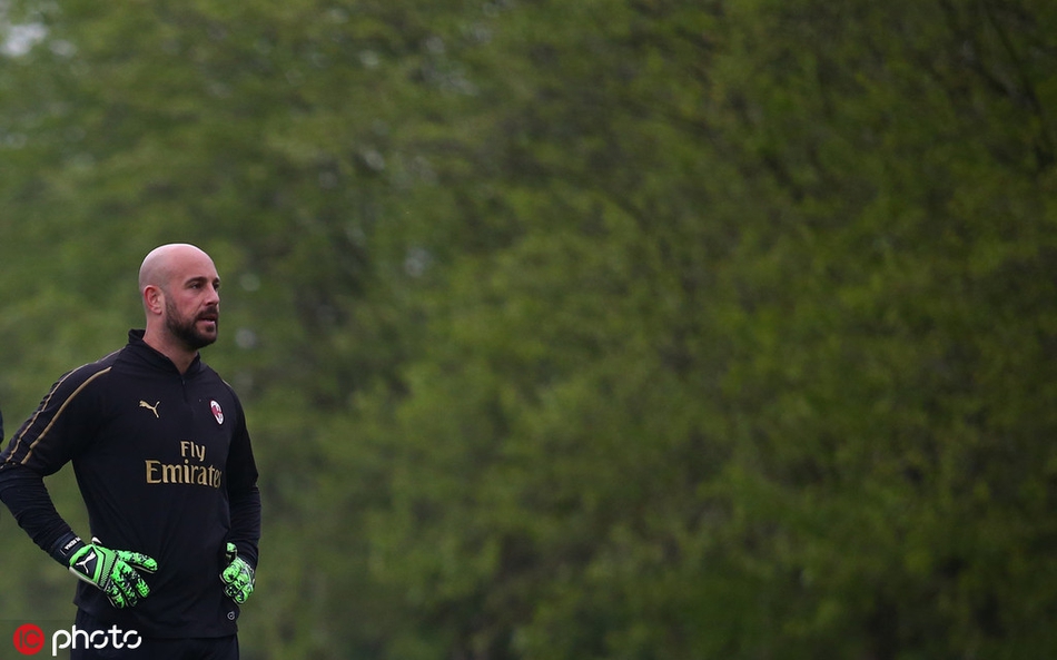 皮亚特克在射门练习中绷直脚背，一记重炮轰门如同出膛的炮弹。波兰前锋的眼神中充满对进球的饥渴，他正蓄势待发，准备在关键时刻给予对手致命一击。