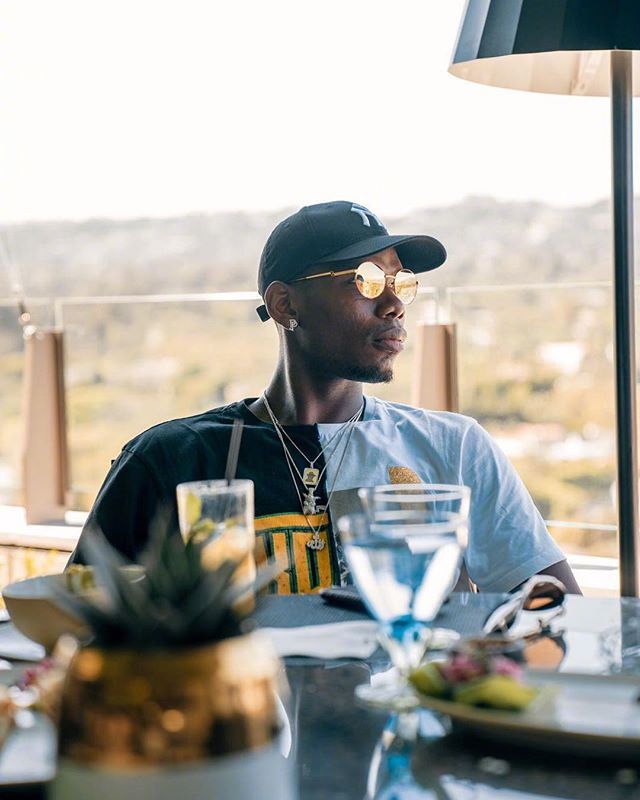 贝莱林身穿设计独特的印花卫衣，展现出他驾驭街头潮流风格的深厚功力，随性中带着不羁