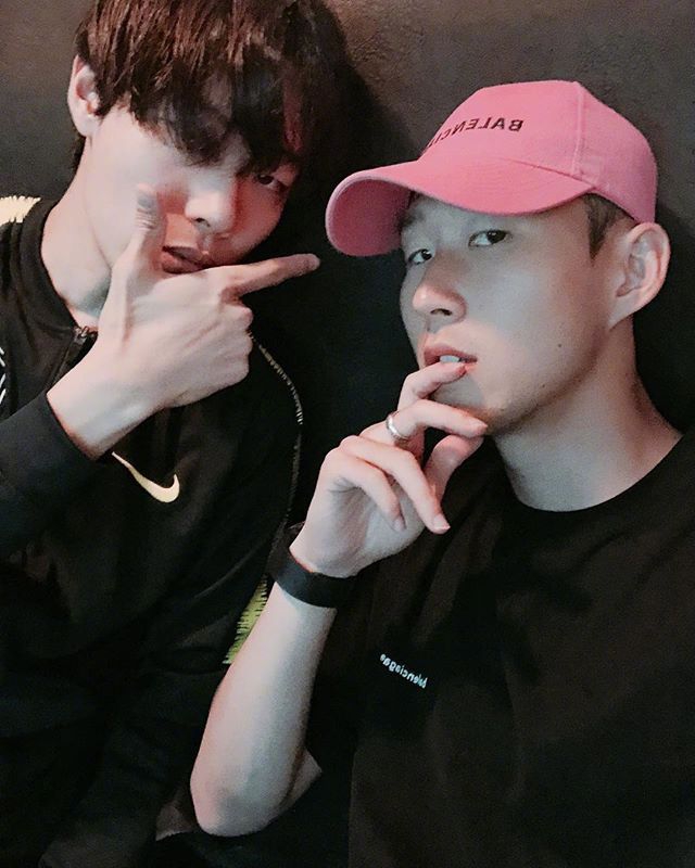 贝莱林用一件剪裁考究的大衣搭配高领内搭，在萧瑟背景中塑造出时尚大片的即视感，气场强大