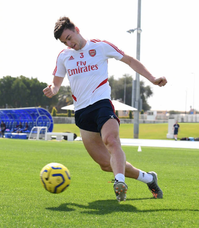 蒂尔尼在训练场上目光坚毅，面对阿尔特塔的亲自指点频频点头，苏格兰人眼里的斗志仿佛在诉说对赛场的渴望。