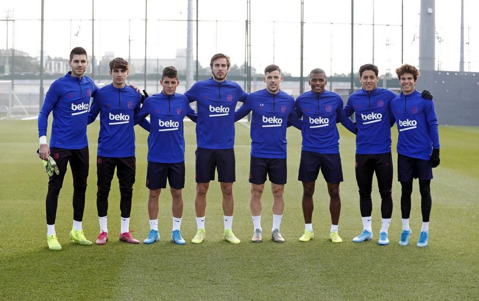 巴萨主帅在场边双手插兜，神情严峻地观察着训练进程，他时而大声呼喊指点球员位置，时而陷入沉思，他的严肃神态直接影响了整支球队的训练氛围。