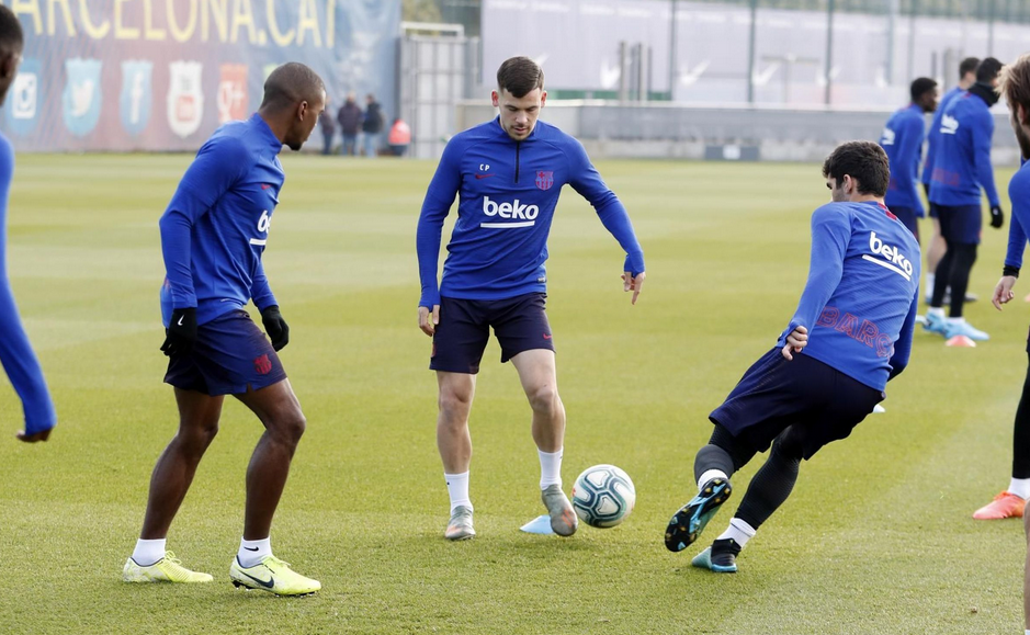 训练结束，一名巴萨球员独自加练核心力量，汗水浸透了他的球衣，夕阳勾勒出他坚毅的背影，这片训练场上留下的每一滴汗水，都是为了周末赛场上那一刻的绽放。