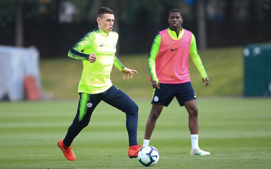 葡萄牙核心伯纳多·席尔瓦在高速带球中突然急停，用精湛的脚下技术戏耍防守，俨然成为瓜帅战术体系的新发动机