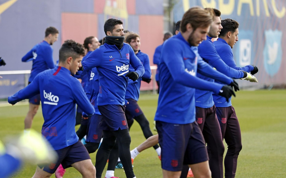 训练场上，多名巴萨球员正在进行高强度逼抢练习，皮球在人缝中穿梭，球员们身体对抗激烈，每个人都面目紧绑，全神贯注于脚下的争夺，展现了团队防守的硬度。