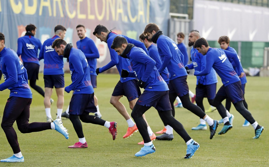 训练间隙，梅西与苏亚雷斯进行简短的交流，两人头凑在一起，用手比划着，表情认真，似乎在探讨某个进攻套路的细节，这种无声的默契是巴萨进攻的保障。