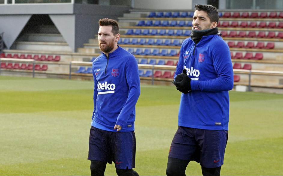 苏亚雷斯在射门练习中咬紧牙关，眼神中透露着杀手的本能，他扭动身躯完成一次高难度射门后，仍紧盯着飞向球门的皮球，全身线条都充满了力量感。