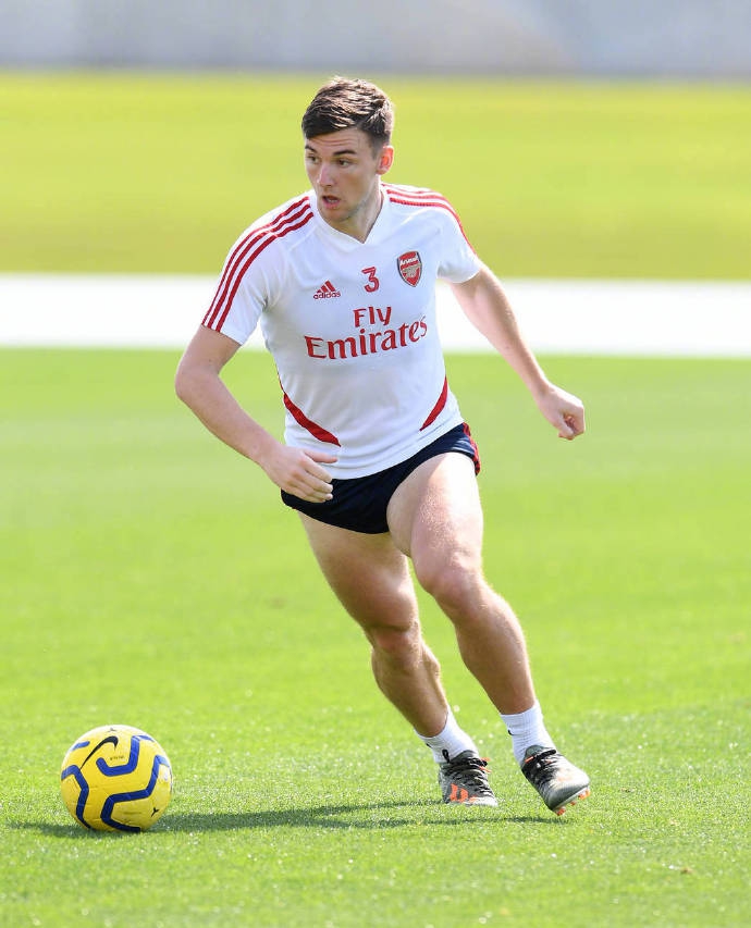 蒂尔尼在进行核心力量训练，肌肉线条分明，汗水湿透了训练服，每一次咬牙坚持都是为了早日回到那片属于他的战场。