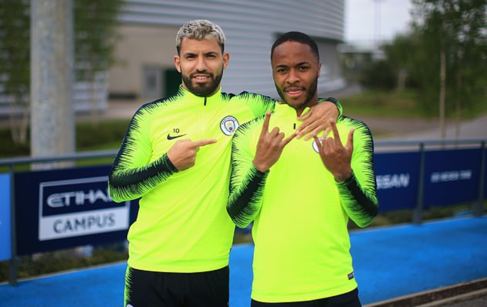 伊蒂哈德训练场上，瓜迪奥拉神情专注地挥手指挥，身后是全力冲刺的蓝月将士，备战气氛剑拔弩张