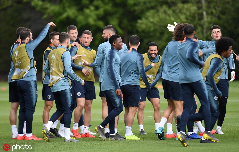 若日尼奥与科瓦契奇在中场进行逼抢练习，两人脚下的皮球如同被磁铁吸附，身旁的队友们正在围观这次技术流的较量，训练场上充满了既紧张又欢快的气氛。