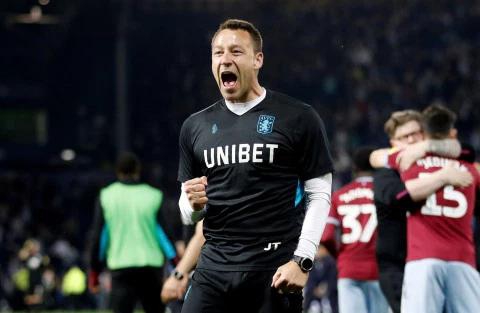 球员时代的兰帕德身披蓝色战袍，在绿茵场上大步流星，眼神坚毅，随时准备用标志性的重炮轰门。