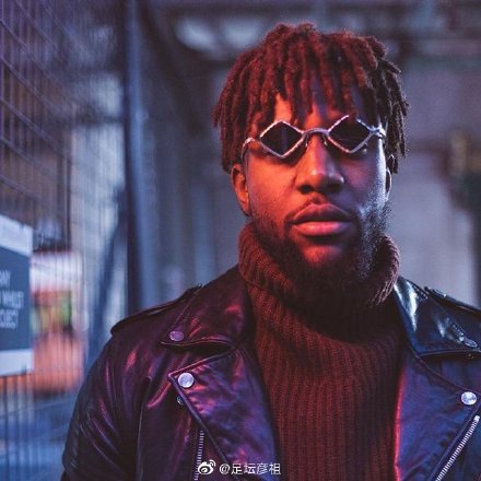 贝莱林以一副精致的墨镜点缀简约穿搭，时尚感从细节中自然流露，仿佛刚从时装周秀场走出