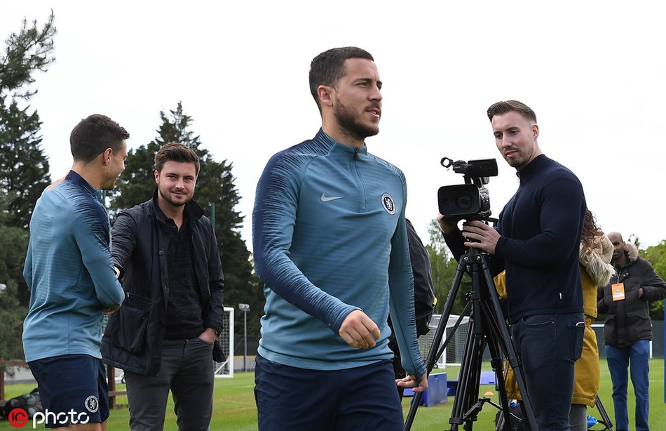 吉鲁和威廉在进行射门专项练习，法国中锋用他标志性的强壮身体倚住防守，威廉则在一旁灵巧地拨球调整，准备轰出下一脚世界波。